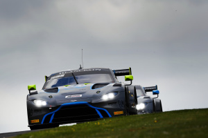 Die beiden Aston Martin Vantage V8 GT3 von R-Motorsport in Brands Hatch Die beiden Aston Martin Vantage V8 GT3 von R-Motorsport in Brands Hatch