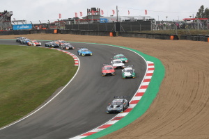 Paul Di Resta führte das Feld im ersten Rennen in Brands Hatch für 15 Runden an Paul Di Resta führte das Feld im ersten Rennen in Brands Hatch für 15 Runden an